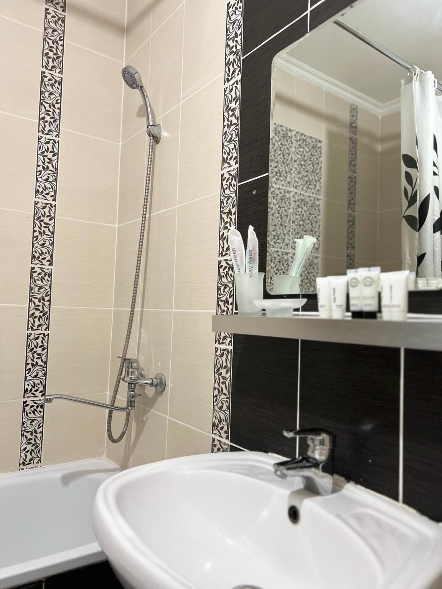 Hyat Apartment Bishkek Esterno foto