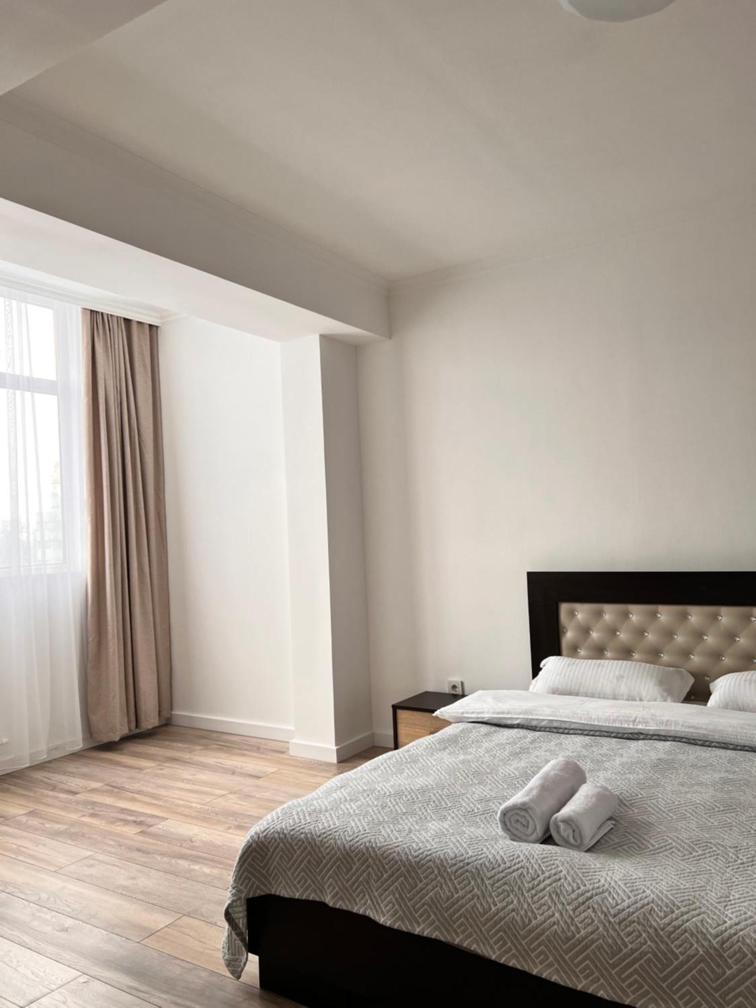 Hyat Apartment Bishkek Esterno foto